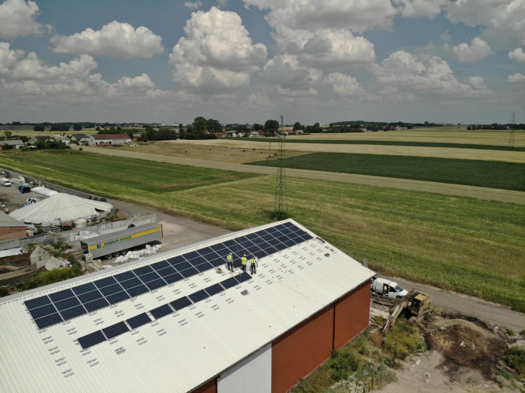 Podczas montażu paneli słonecznych na dachu gospodarstwa rolnego