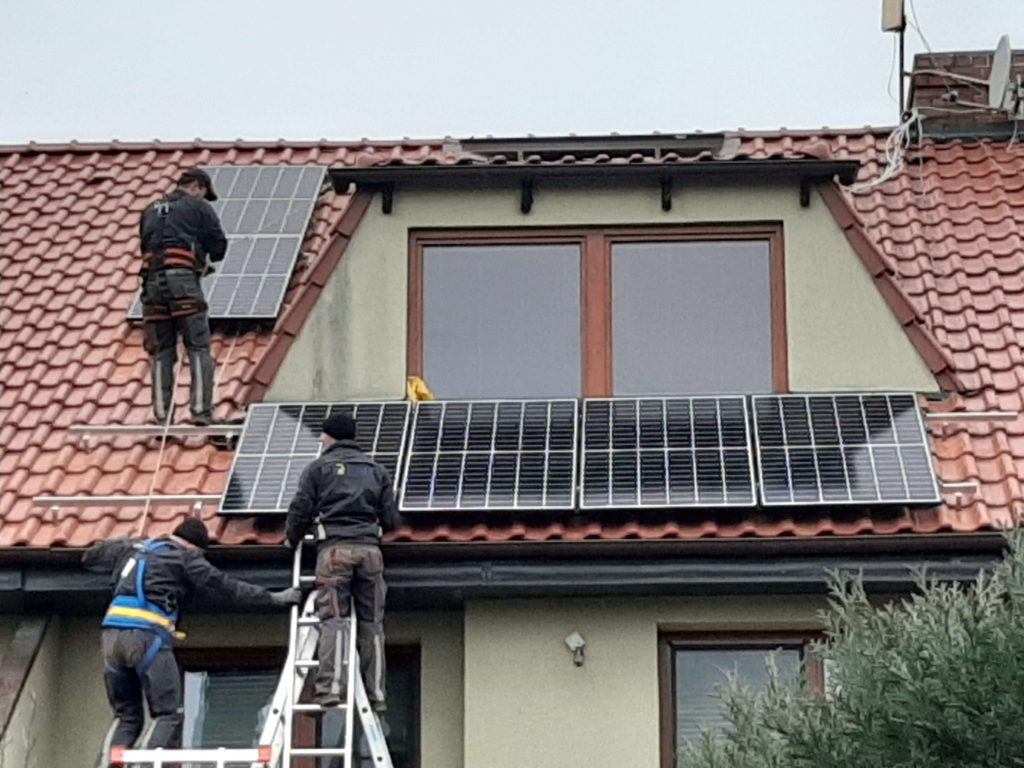 Montaż instalacji fotowoltaicznej na dachu - z drabiny