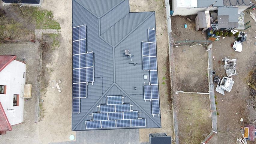 Widok z lotu ptaka na dach z panelami słoneczymi