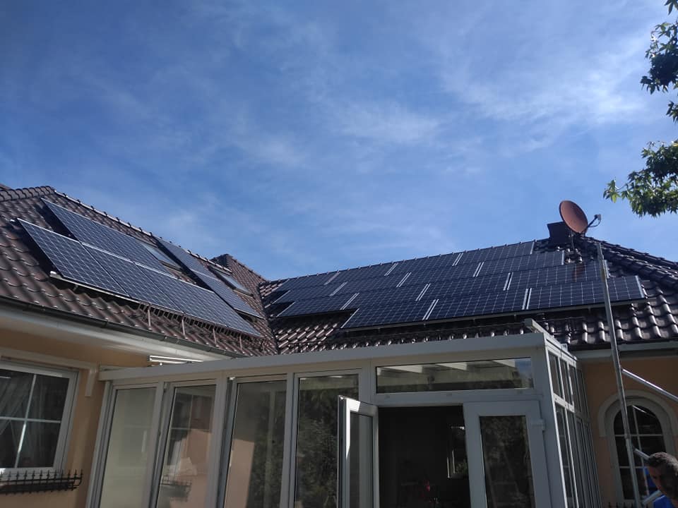Panele fotowoltaiczne na dachu domu jednorodzinnego - moc instalacji 7,44kWp