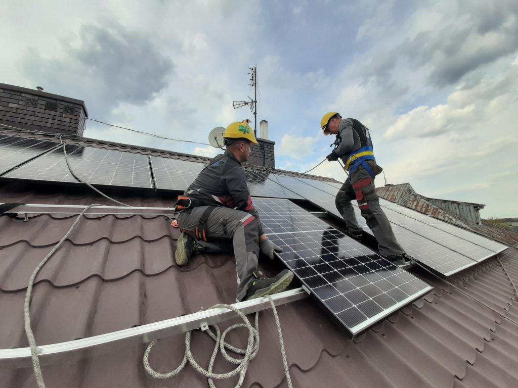 Montaż pracowników firmy Solar Progress Solution paneli fotowoltaicznych na dachu