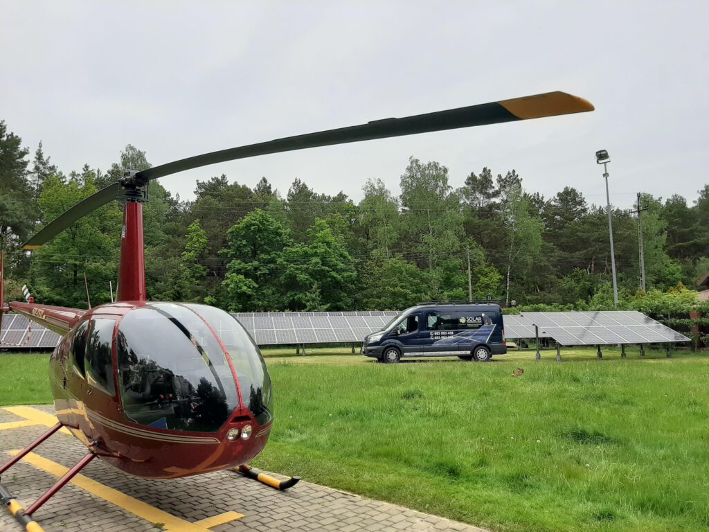 Panele słoneczne na trackerach na gruncie - helikopter na pierwszym planie