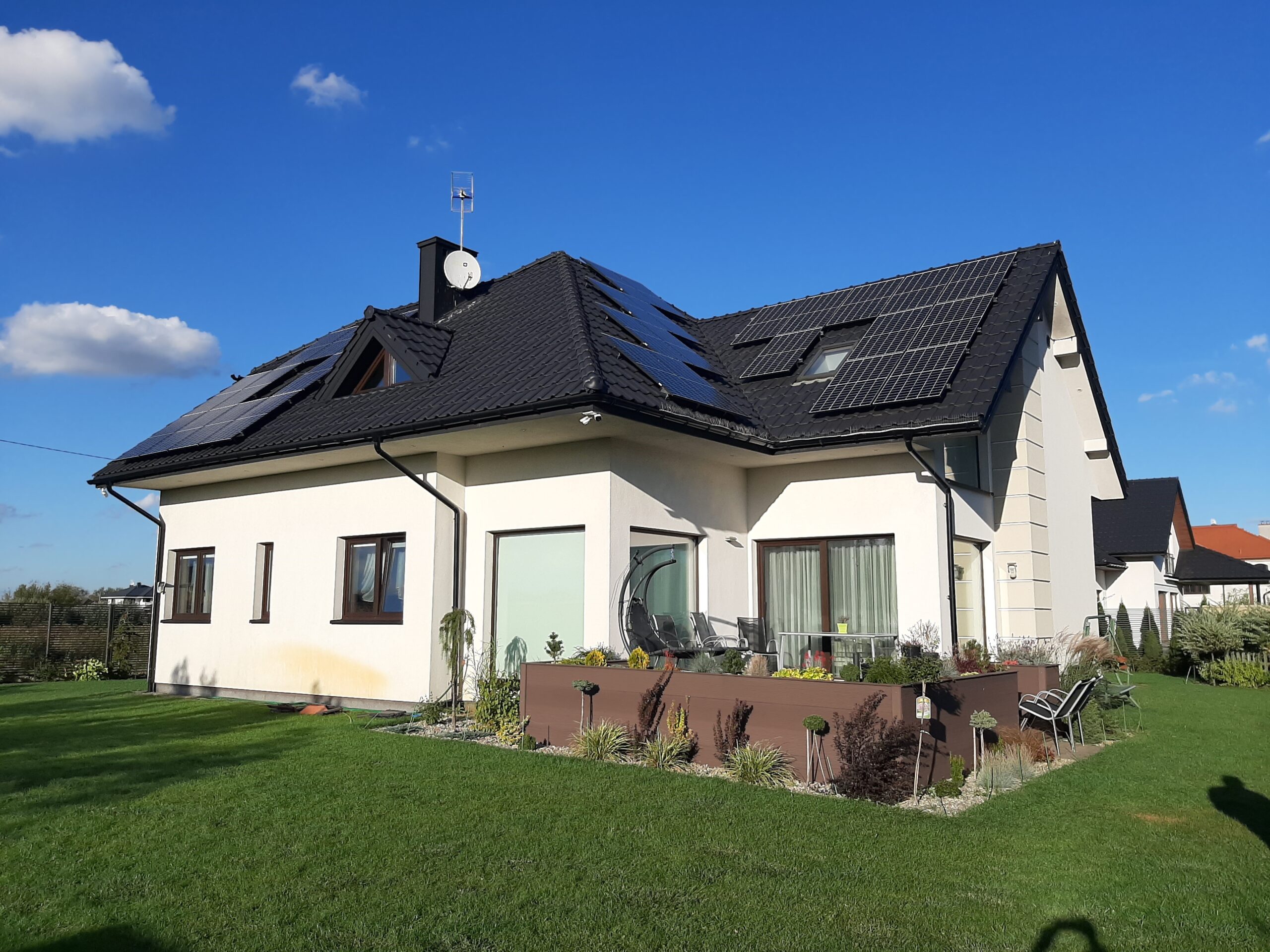 Instalacja fotowoltaiczna na dachu skośnym - ilość paneli 28 - Moc instalacji 9.94 kWp
